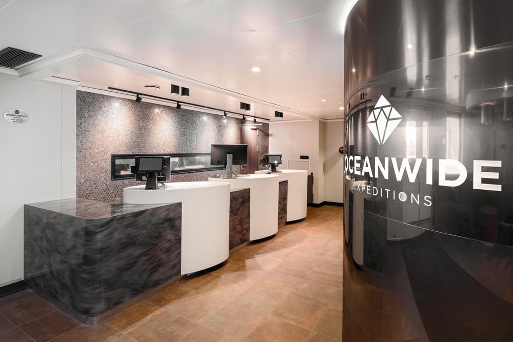 Oceanwide Expeditions Hondius, Lobby 01.jpg_Ivan Ivanisevic.jpeg