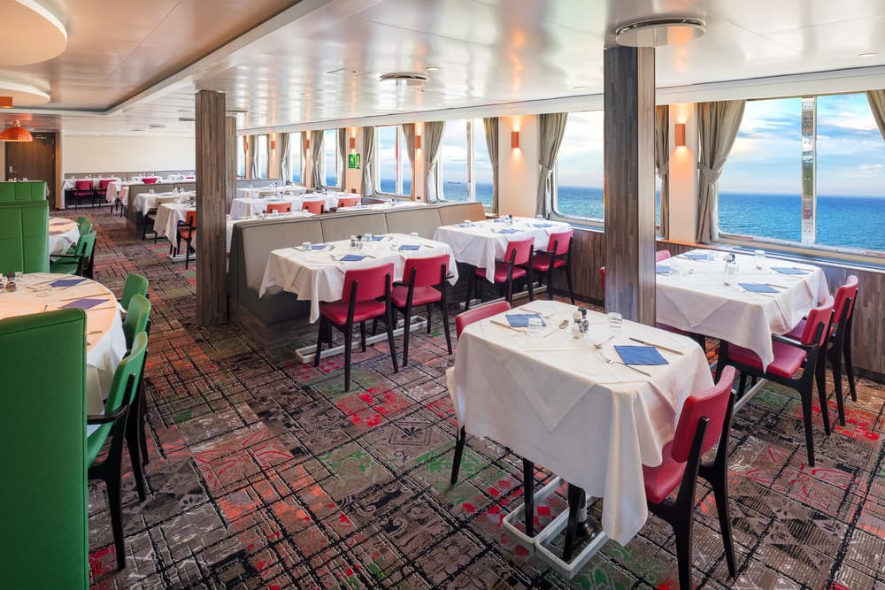 Oceanwide Expeditions Hondius, Dining room 01.jpg_Ivan Ivanisevic.jpeg