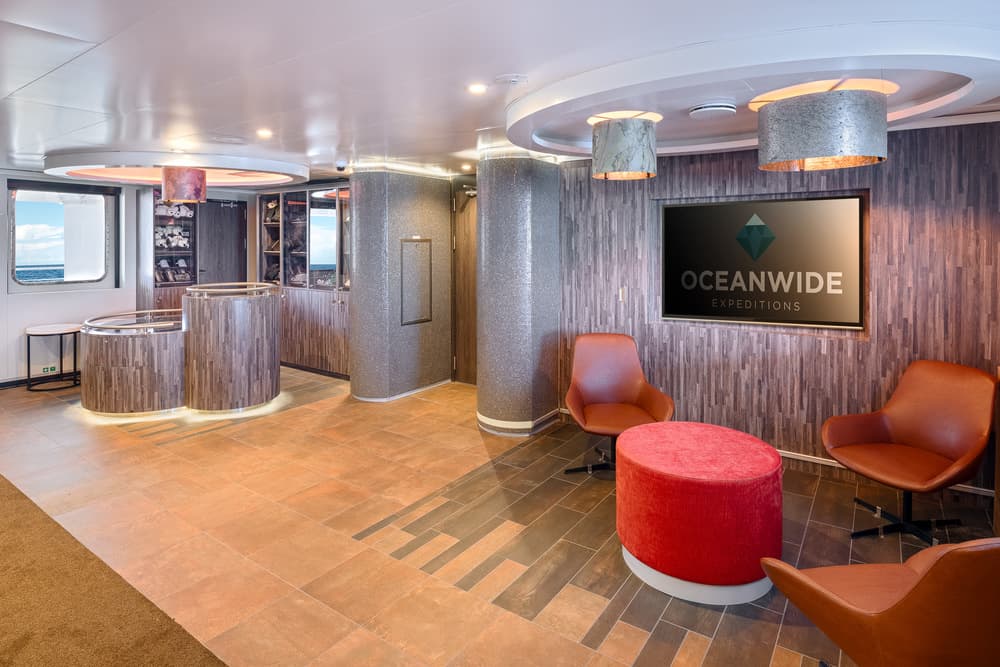 Oceanwide Expeditions Hondius, Lobby-giftshop 02.jpg_Ivan Ivanisevic.jpeg