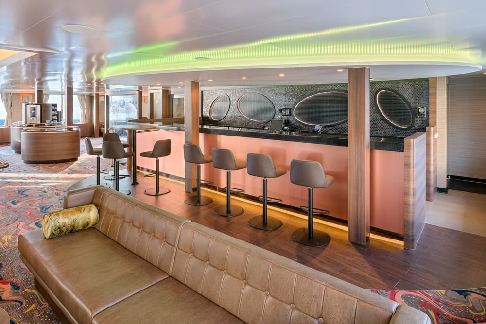 Oceanwide Expeditions Hondius, Observation lounge bar 01.jpg_Ivan Ivanisevic.jpeg