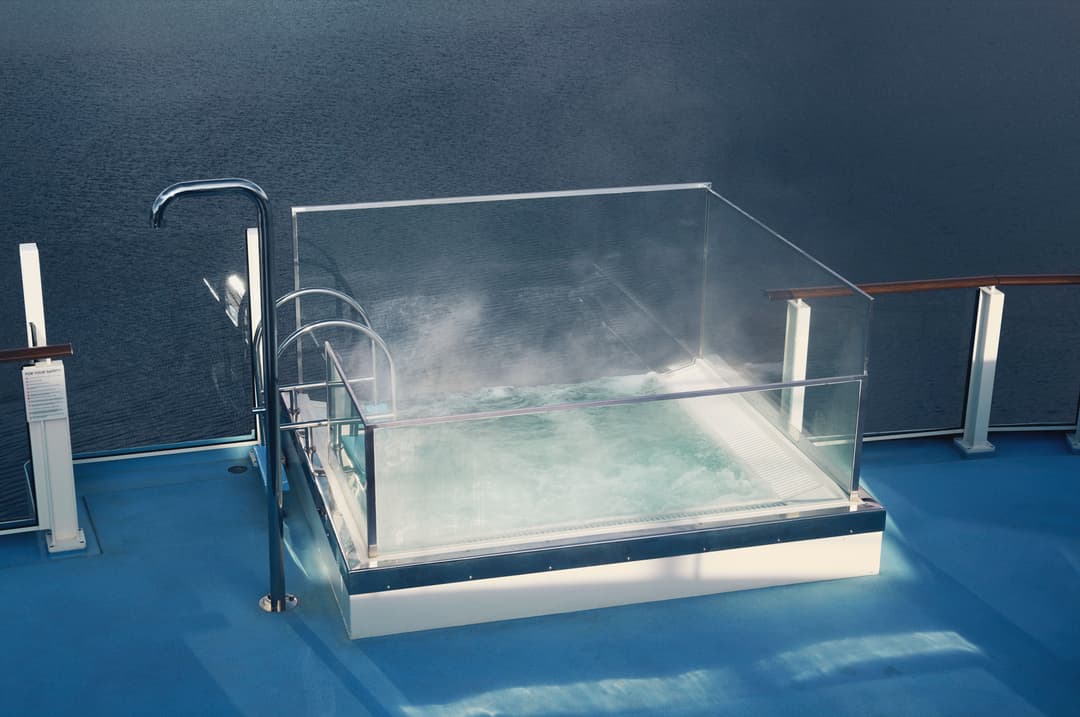 Ng Le Ng Endurance Ng Resolution Infinity Edge Pool ©Lindblad Expeditions Olivind Haug 1