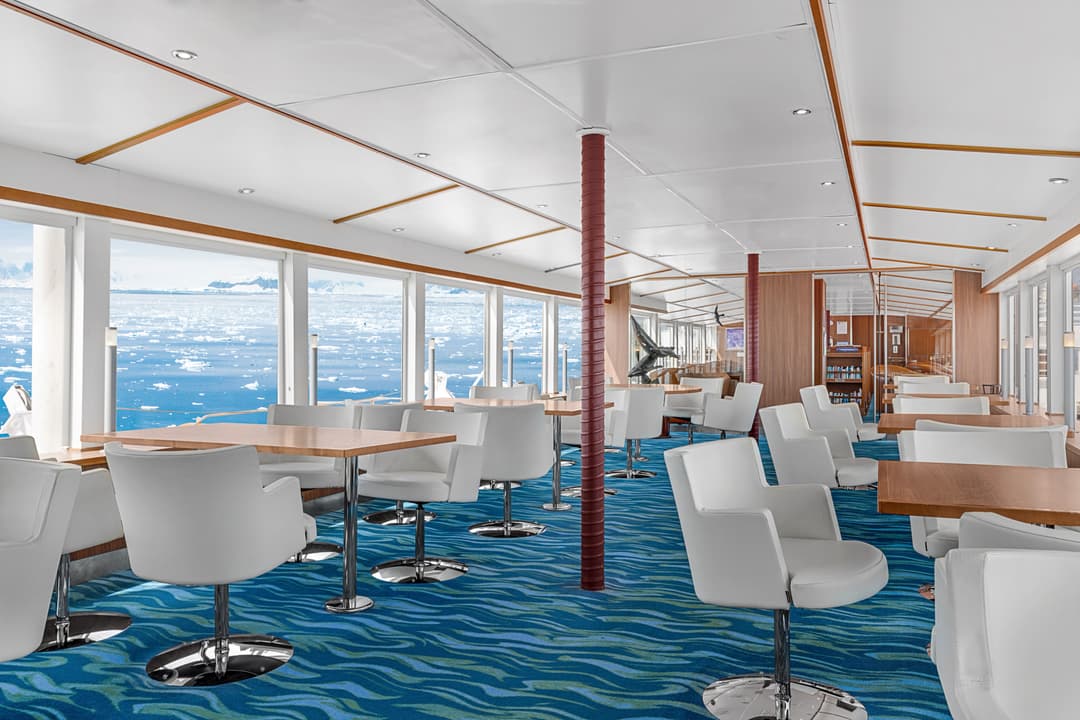 Ng Le Ng Explorer Observation Lounge ©Lindblad Expeditions Douglas Scaletta