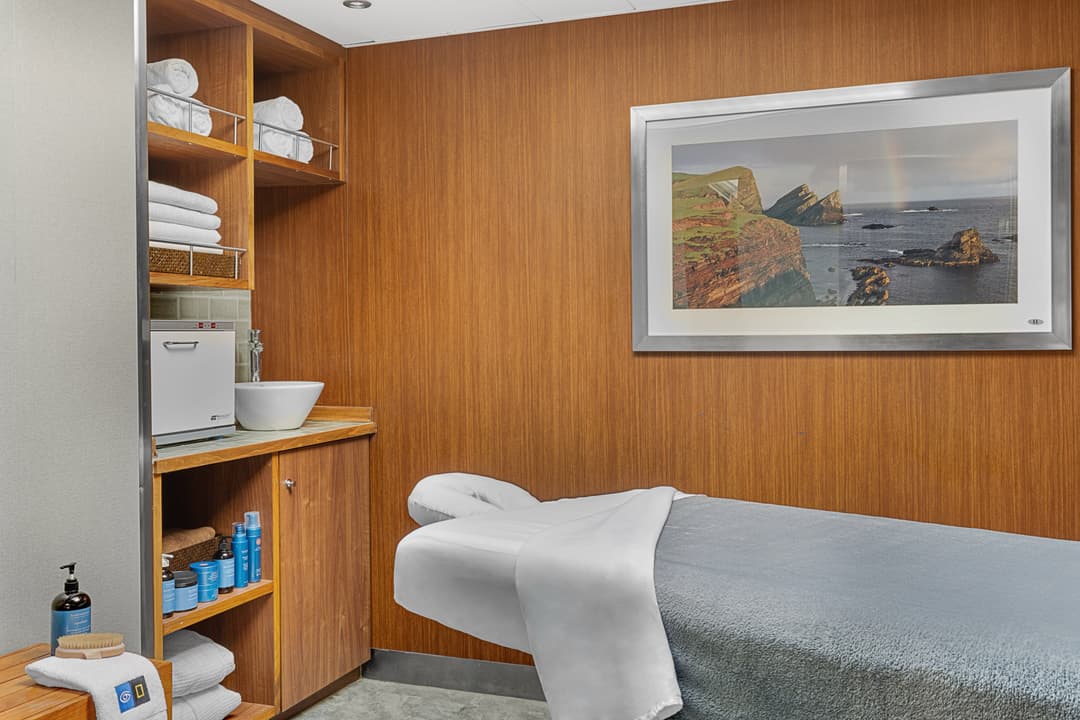 Ng Le Ng Explorer Spa ©Lindblad Expeditions Douglas Scaletta