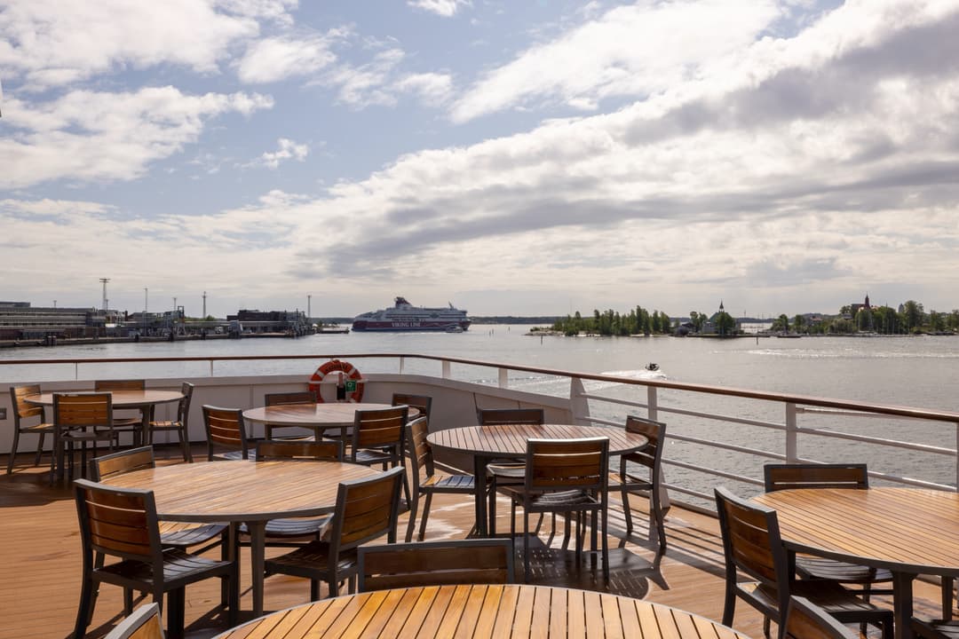 Ng Le Ng Explorer Sun Deck ©Lindblad Expeditions Douglas Scaletta