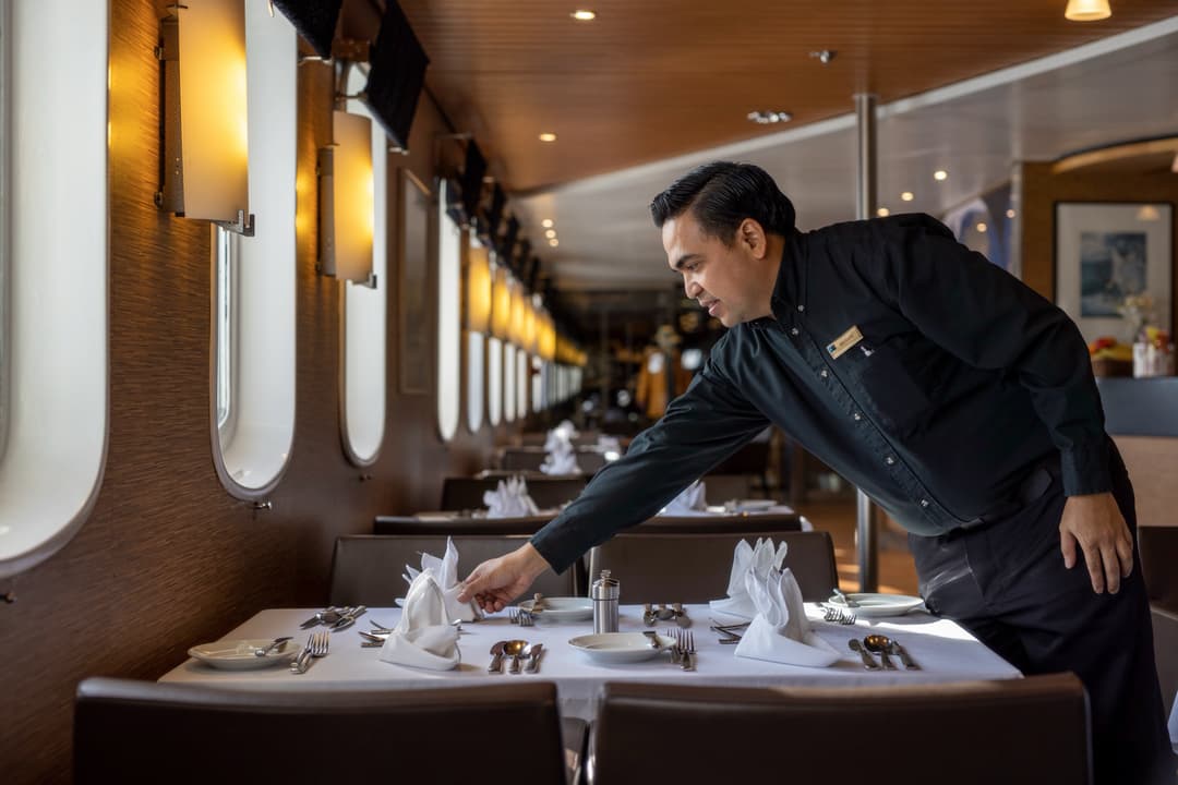 Ng Le Ng Explorer Bistro ©Lindblad Expeditions Douglas Scaletta 4