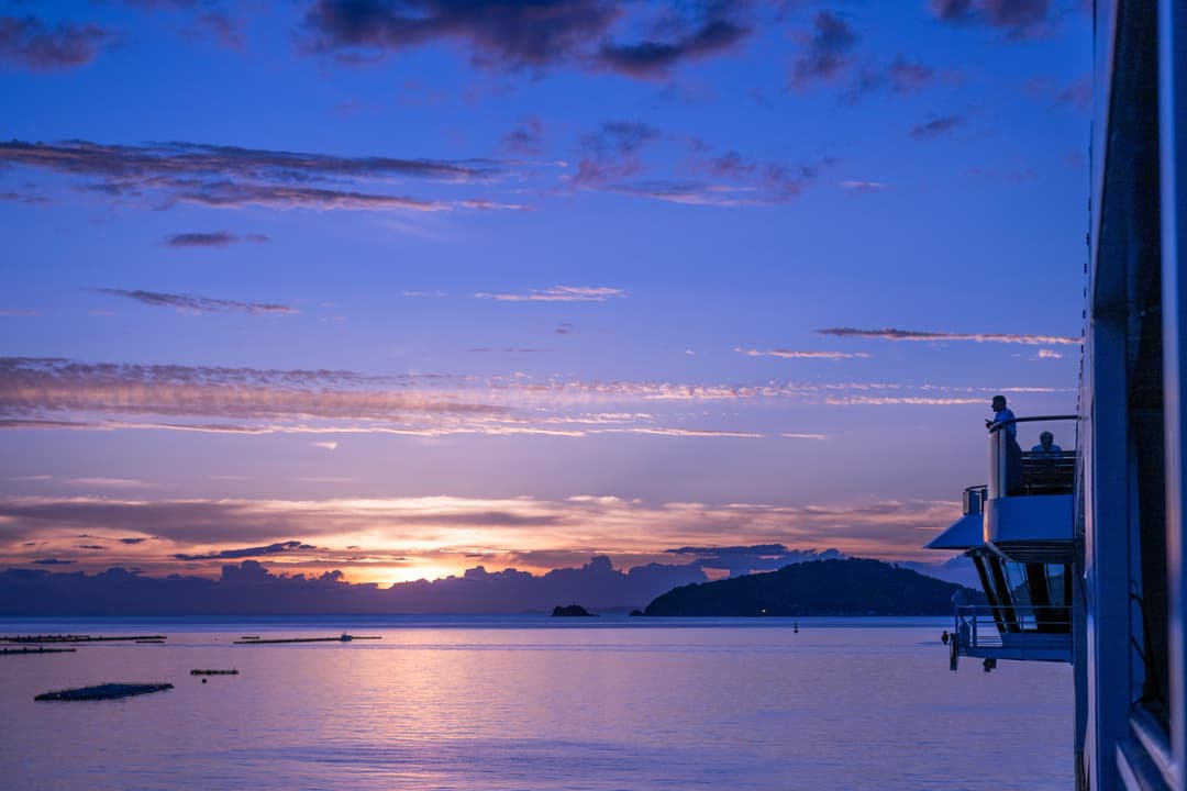 Ng Le Ng Resolution Scenic Vista Froom Observation Lounge ©Lindblad Expeditions David Vargas