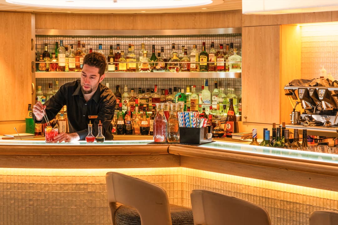 Ng Le Ng Resolution Ice Bar ©Lindblad Expeditions David Vargas