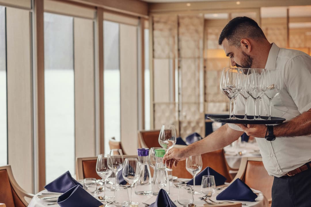 Ng Le Ng Resolution 270° Restaurant ©Lindblad Expeditions David Vargas 1