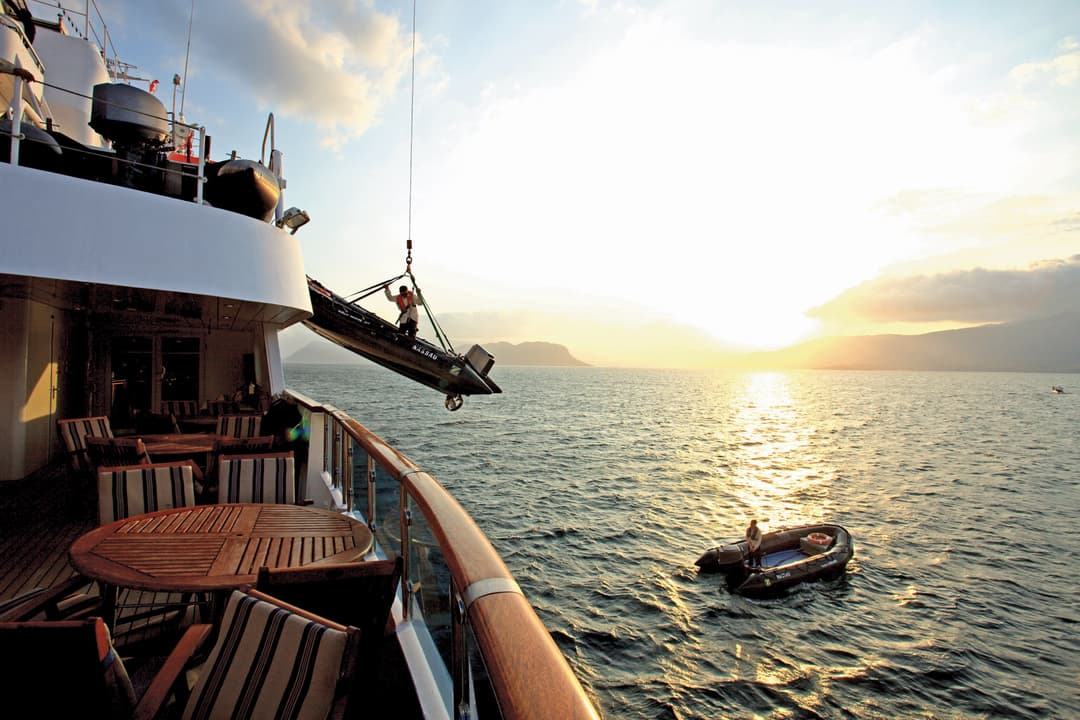 Ng Le Ng Orion Zodiacs ©Lindblad Expeditions Nick Rains