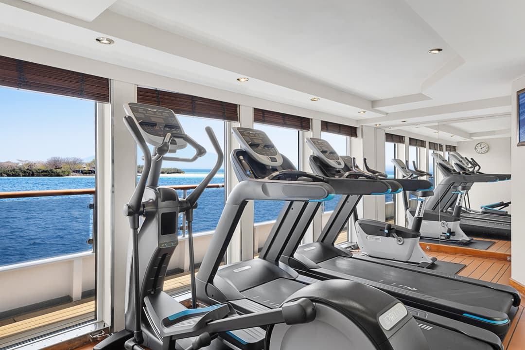 Ng Le Ng Orion Fitness ©Lindblad Expeditions Douglas Scaletta
