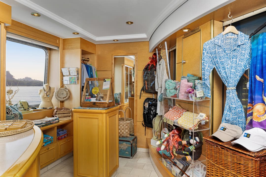 Ng Le Ng Orion Global Gallery ©Lindblad Expeditions Douglas Scaletta 0