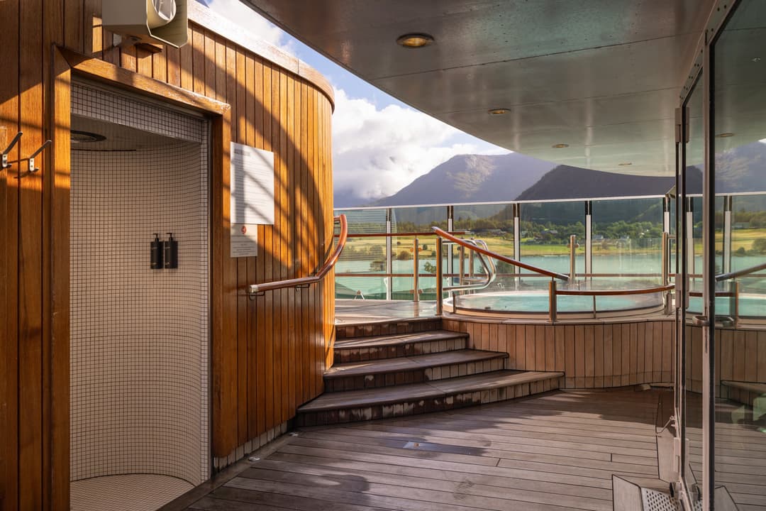 Hx Hurtigruten Expeditions, Ms Fram, Jacuzzi 1 ©Espen Mills