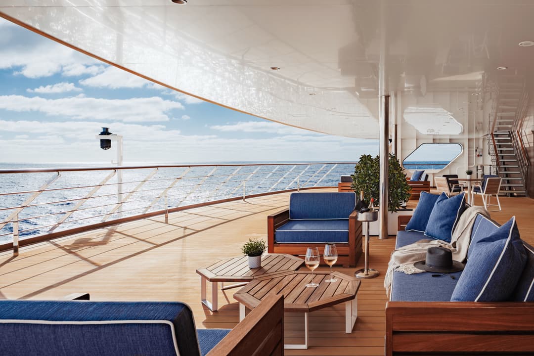 Aov World Traveller Zephyr Lounge