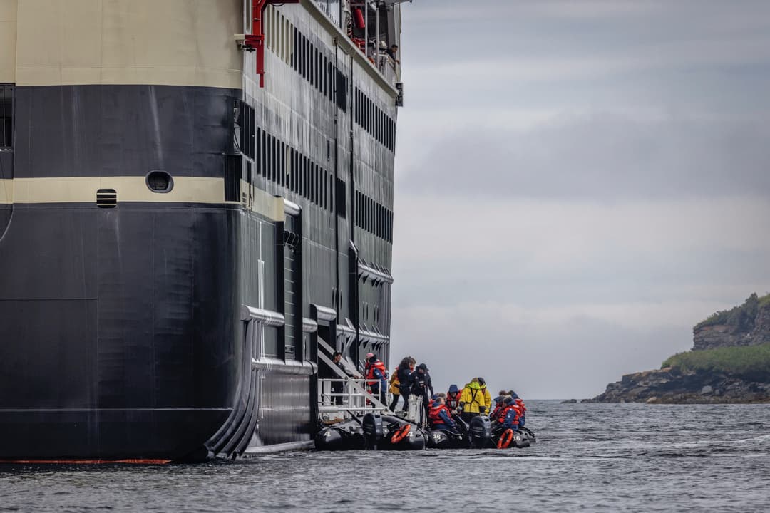 Hx Hurtigruten Expeditions Ms Roald Amundsen Zodiac 1 ©Oscar Farerra & Hx