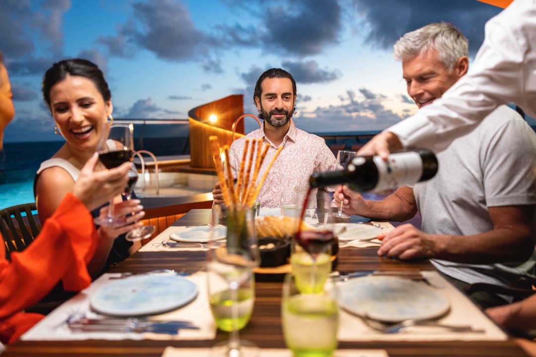 Seabourn Venture Colonnade Lifestyle 2 ©Scott Martin