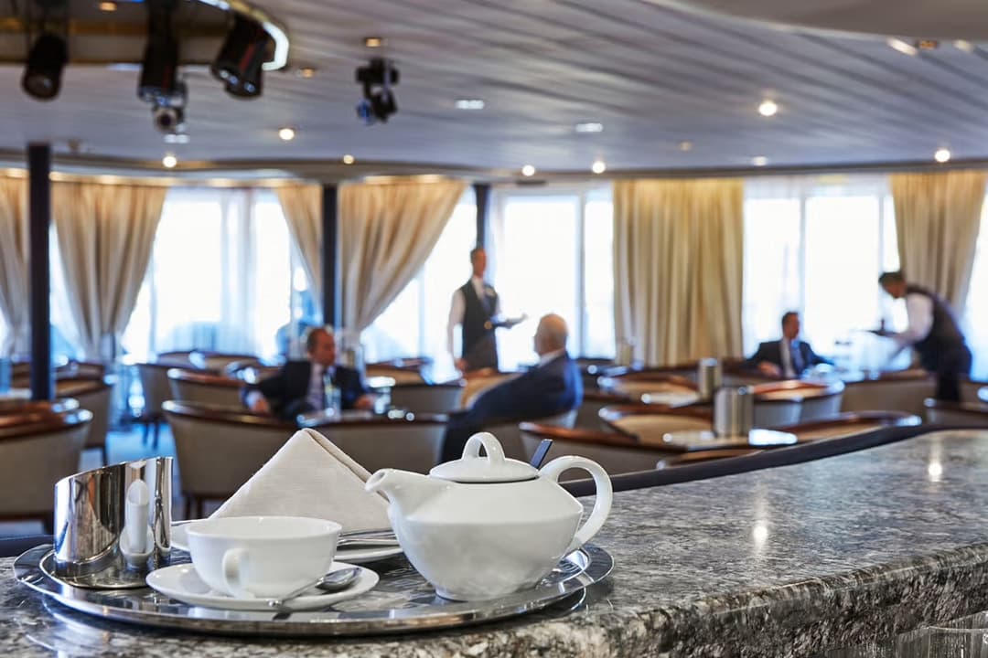 Silversea Cruises Silver Cloud Panorama Lounge 3 ©Silversea Cruises Ltd