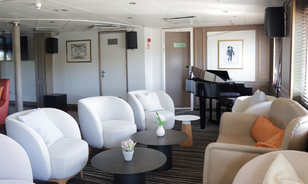 Polar Latitudes Expeditions Mv Discoverer Main Lounge & Bar 6