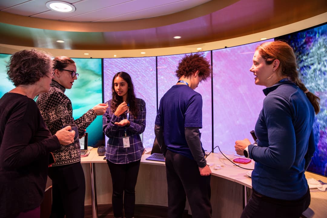 Ng Le Ng Endurance Science Hub 1 ©Nancy Ostertag & Lindblad Expeditions