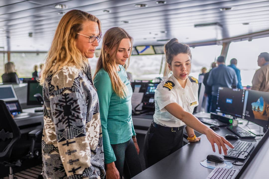 Ng Le Ng Resolution Bridge Crew & Guests 3 ©David Vargas & Lindblad Expeditions