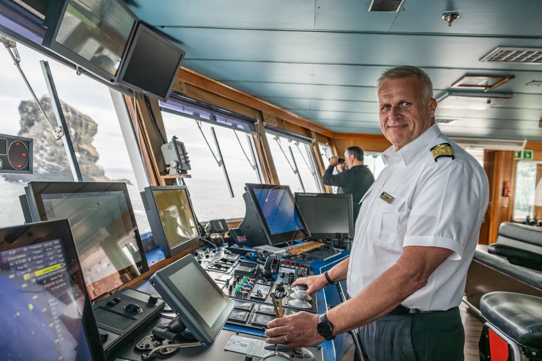 Ng Lindblad Expeditions National Geographic Explorer Bridge 4