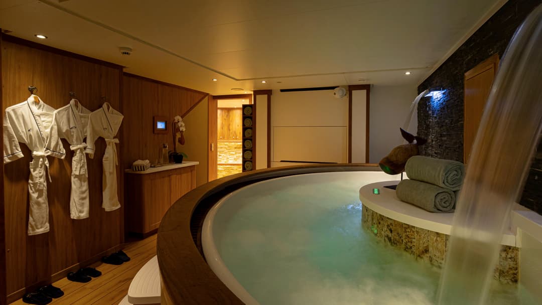 Aqua Lares Spa Jacuzzi ©Aqua Expeditions 1